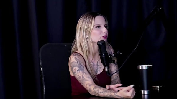 Foi para um hotel fazer fotos sensuais, a família aceitou mas o irmão ficou com ciúmes, não gosta de estereótipos, e quando fez com uma mulher… – Brunna Sweet (WATCH ON: SHEER/RED)