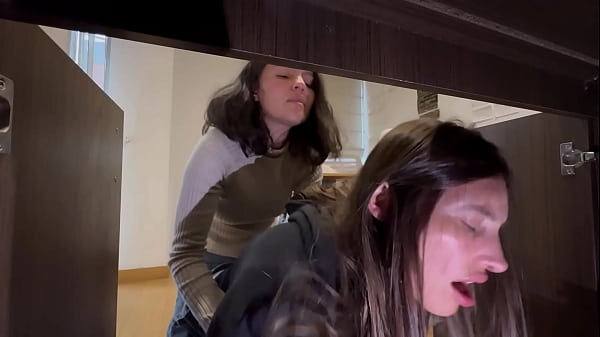 No me había dado cuenta que mi criada estaba tan buena, se agacho para limpiar el estudio.